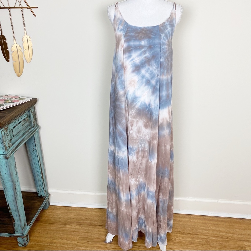 Elegant Tie-Dye Maxi Dress